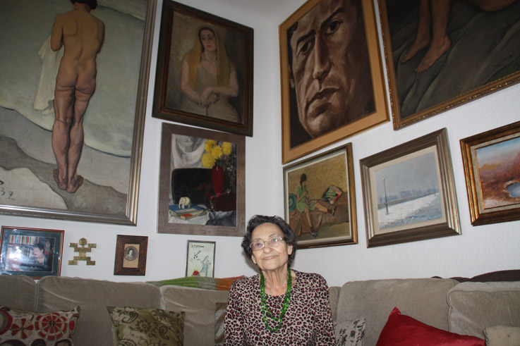 Paca Aguirre junto a los cuadros de su padre